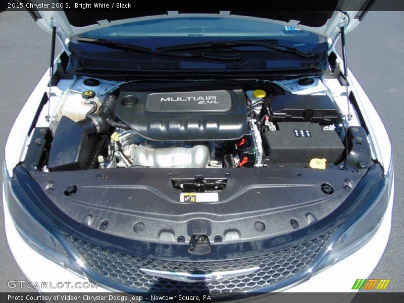 Bright White / Black 2015 Chrysler 200 S