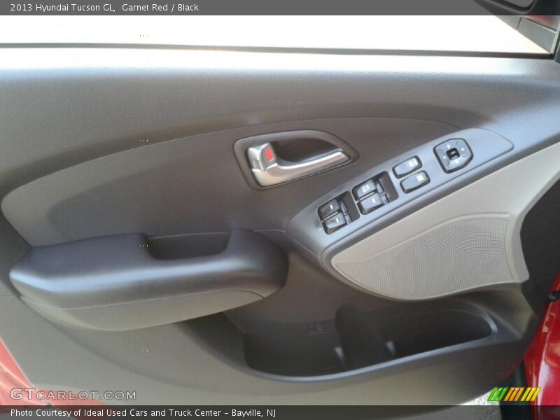 Garnet Red / Black 2013 Hyundai Tucson GL