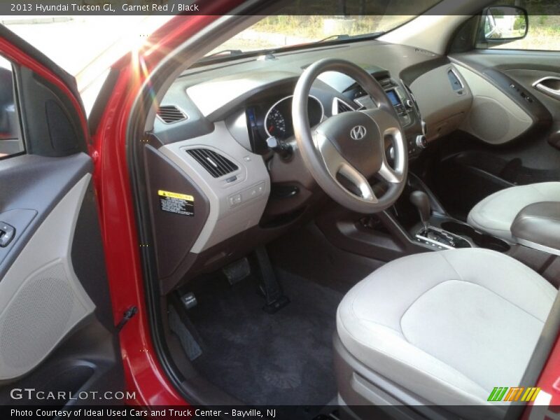 Garnet Red / Black 2013 Hyundai Tucson GL