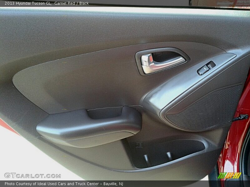 Garnet Red / Black 2013 Hyundai Tucson GL