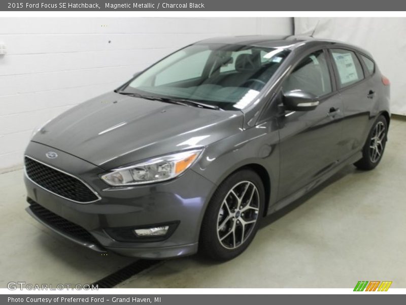 Magnetic Metallic / Charcoal Black 2015 Ford Focus SE Hatchback
