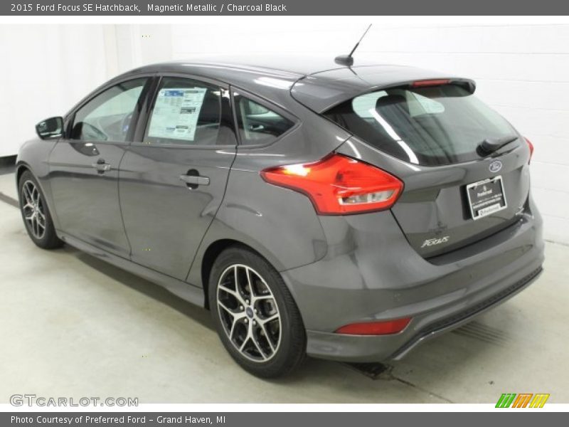 Magnetic Metallic / Charcoal Black 2015 Ford Focus SE Hatchback