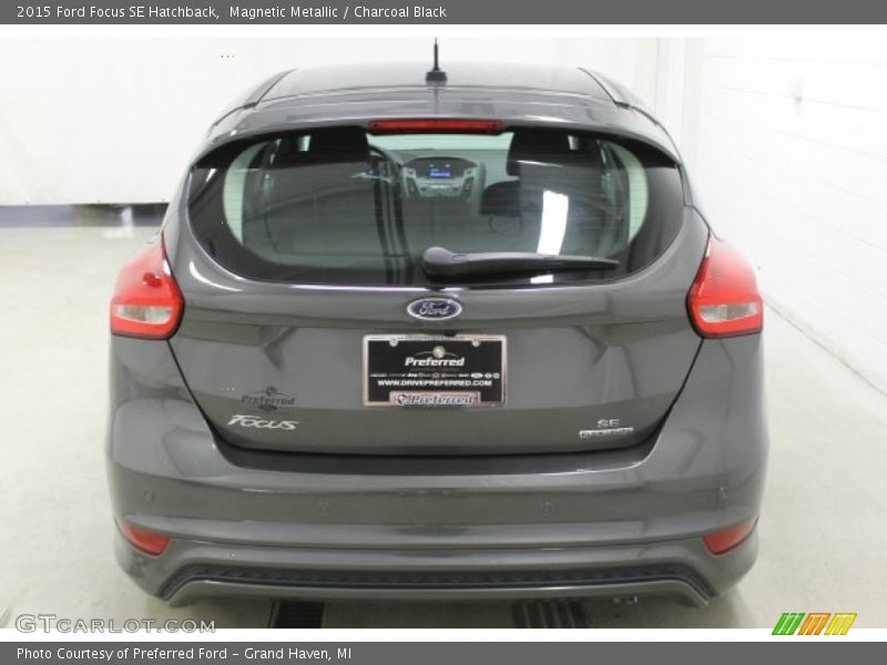 Magnetic Metallic / Charcoal Black 2015 Ford Focus SE Hatchback