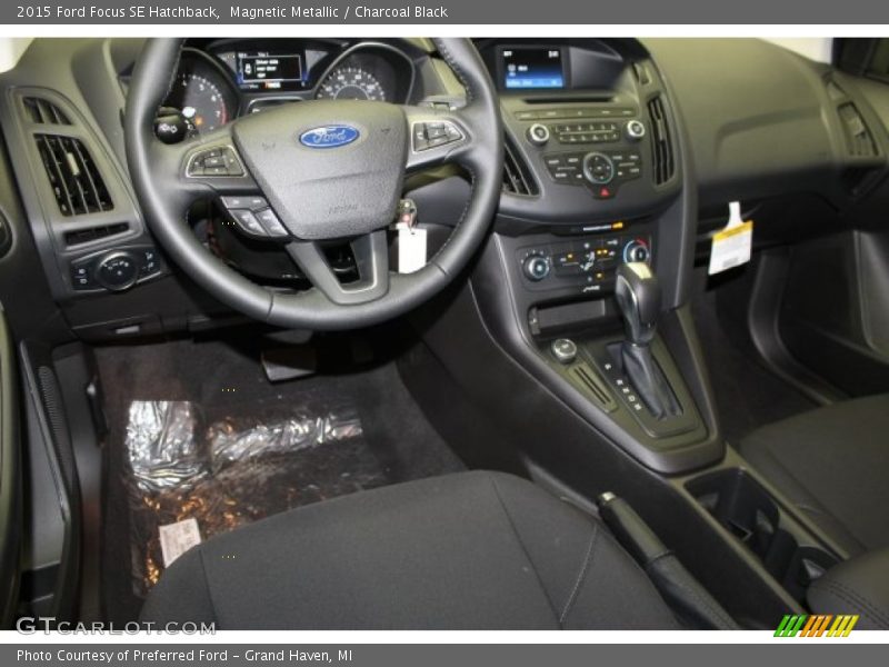 Magnetic Metallic / Charcoal Black 2015 Ford Focus SE Hatchback