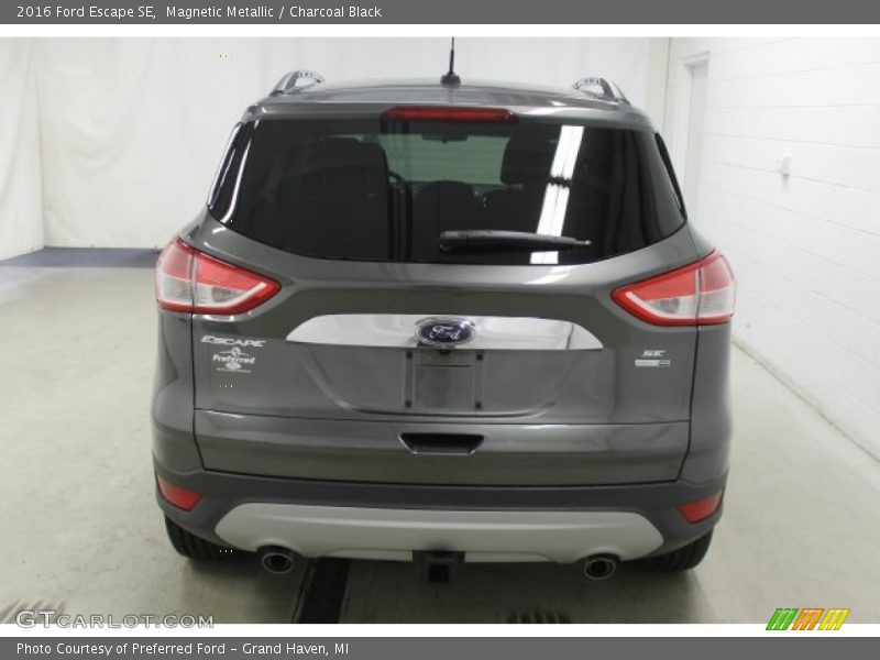 Magnetic Metallic / Charcoal Black 2016 Ford Escape SE