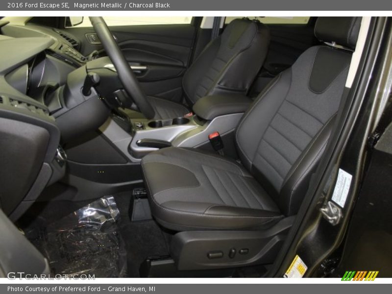 Magnetic Metallic / Charcoal Black 2016 Ford Escape SE