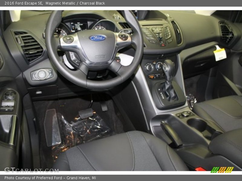 Magnetic Metallic / Charcoal Black 2016 Ford Escape SE