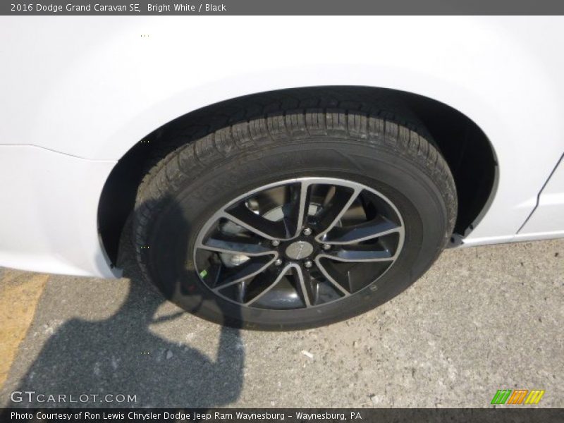 Bright White / Black 2016 Dodge Grand Caravan SE