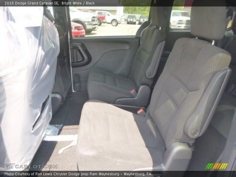 Bright White / Black 2016 Dodge Grand Caravan SE