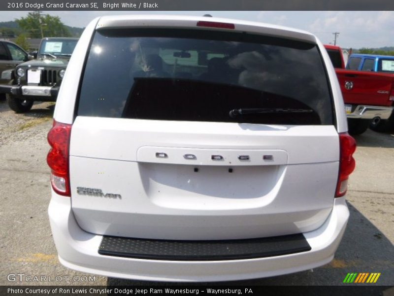 Bright White / Black 2016 Dodge Grand Caravan SE