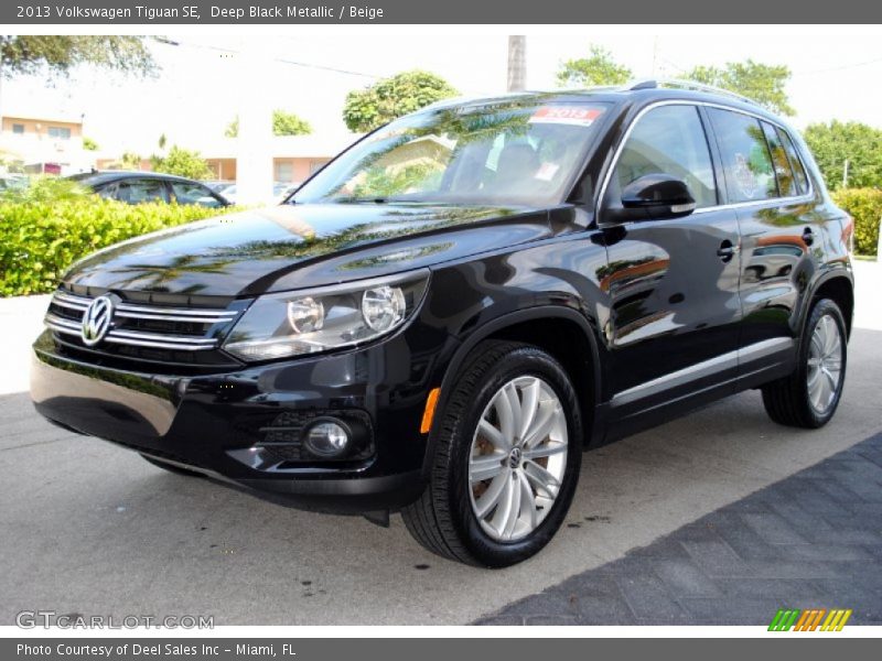 Deep Black Metallic / Beige 2013 Volkswagen Tiguan SE