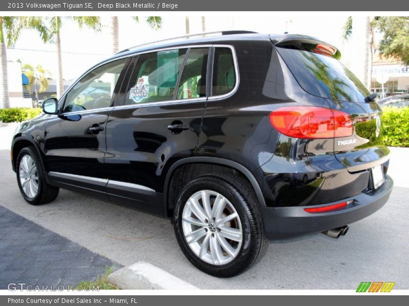 Deep Black Metallic / Beige 2013 Volkswagen Tiguan SE