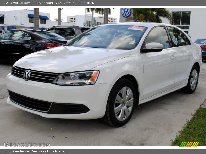Candy White / Titan Black 2013 Volkswagen Jetta SE Sedan