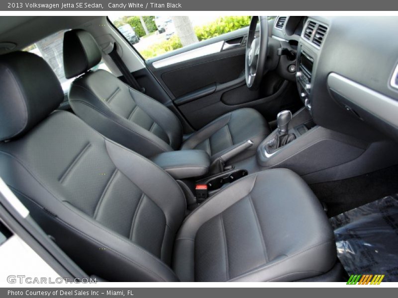 Candy White / Titan Black 2013 Volkswagen Jetta SE Sedan
