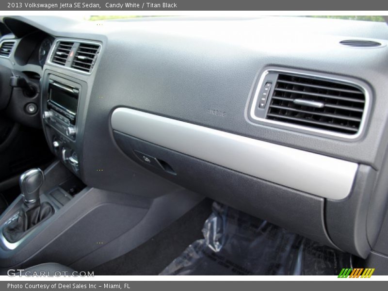 Candy White / Titan Black 2013 Volkswagen Jetta SE Sedan