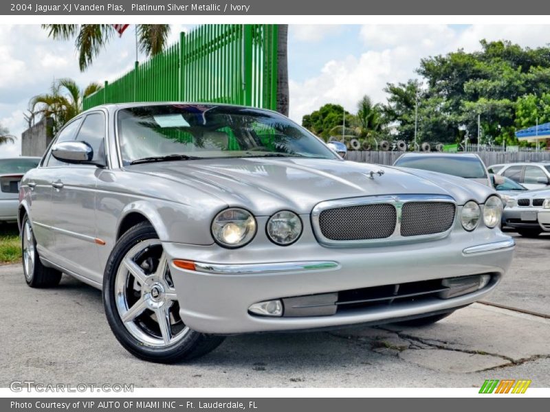 Front 3/4 View of 2004 XJ Vanden Plas