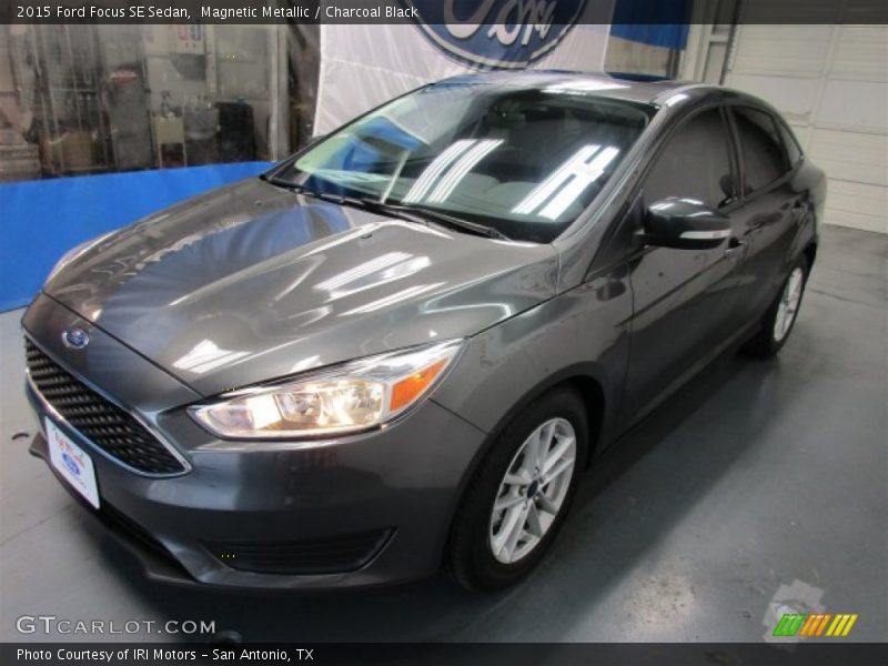 Magnetic Metallic / Charcoal Black 2015 Ford Focus SE Sedan