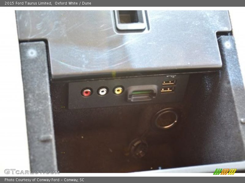 Oxford White / Dune 2015 Ford Taurus Limited