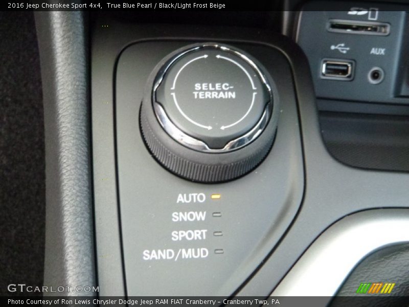 True Blue Pearl / Black/Light Frost Beige 2016 Jeep Cherokee Sport 4x4