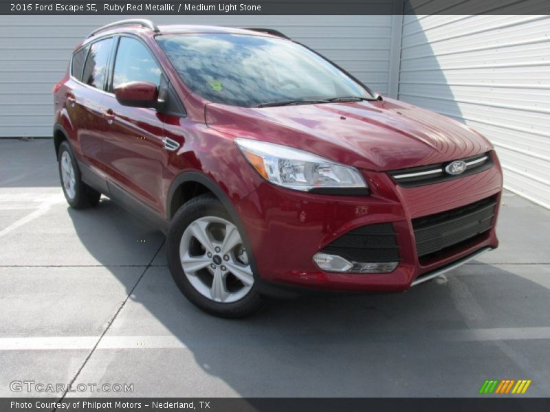 Front 3/4 View of 2016 Escape SE