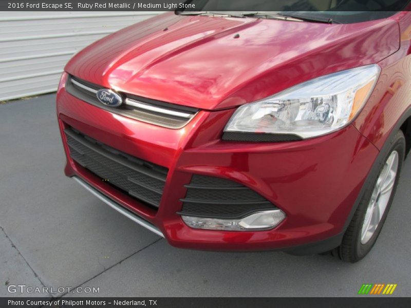 Ruby Red Metallic / Medium Light Stone 2016 Ford Escape SE