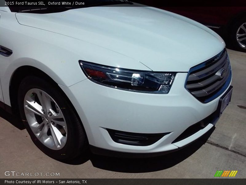 Oxford White / Dune 2015 Ford Taurus SEL