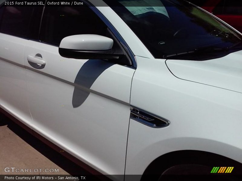 Oxford White / Dune 2015 Ford Taurus SEL