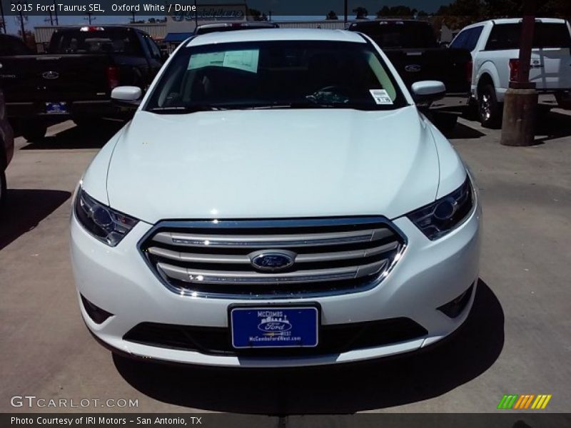 Oxford White / Dune 2015 Ford Taurus SEL