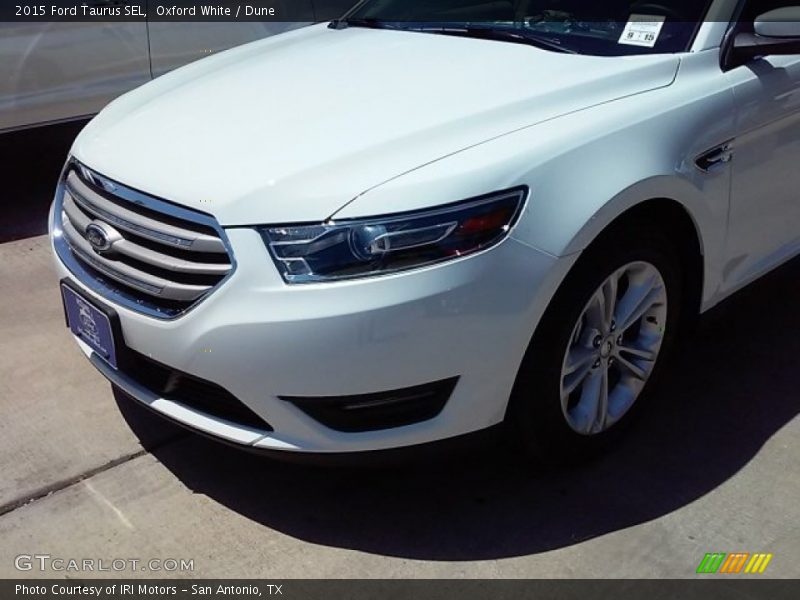 Oxford White / Dune 2015 Ford Taurus SEL