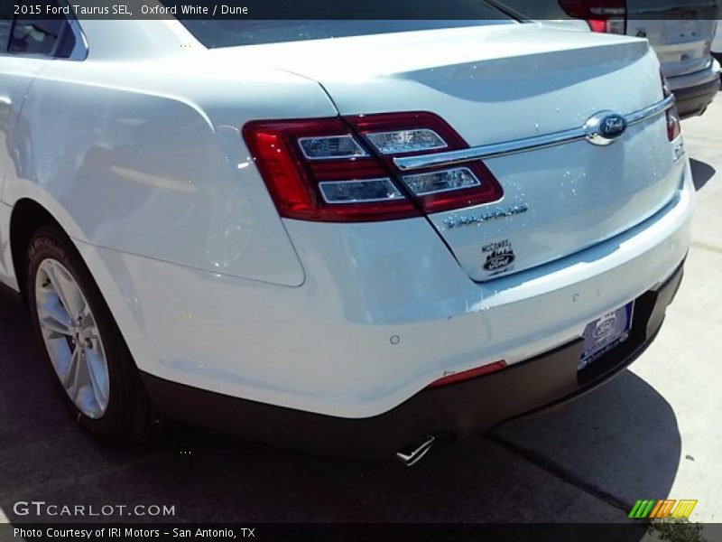 Oxford White / Dune 2015 Ford Taurus SEL