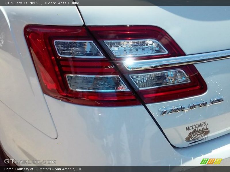 Oxford White / Dune 2015 Ford Taurus SEL