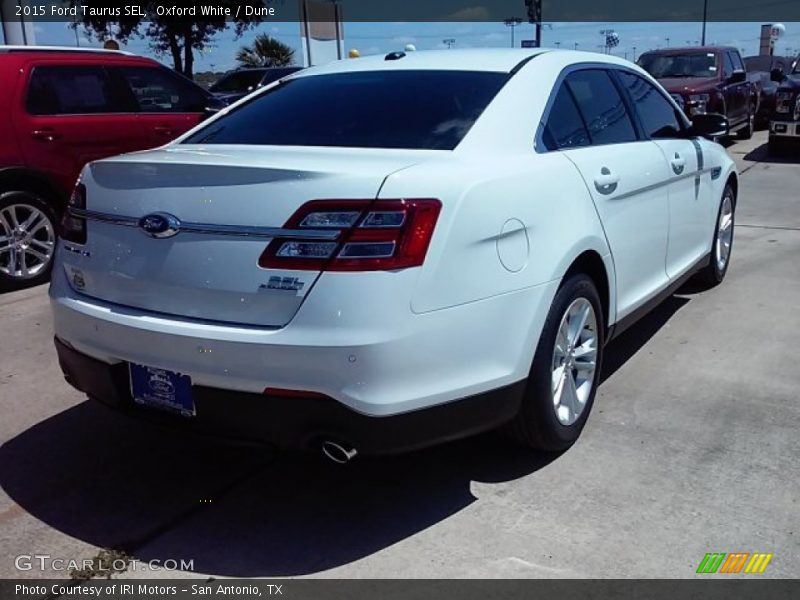 Oxford White / Dune 2015 Ford Taurus SEL