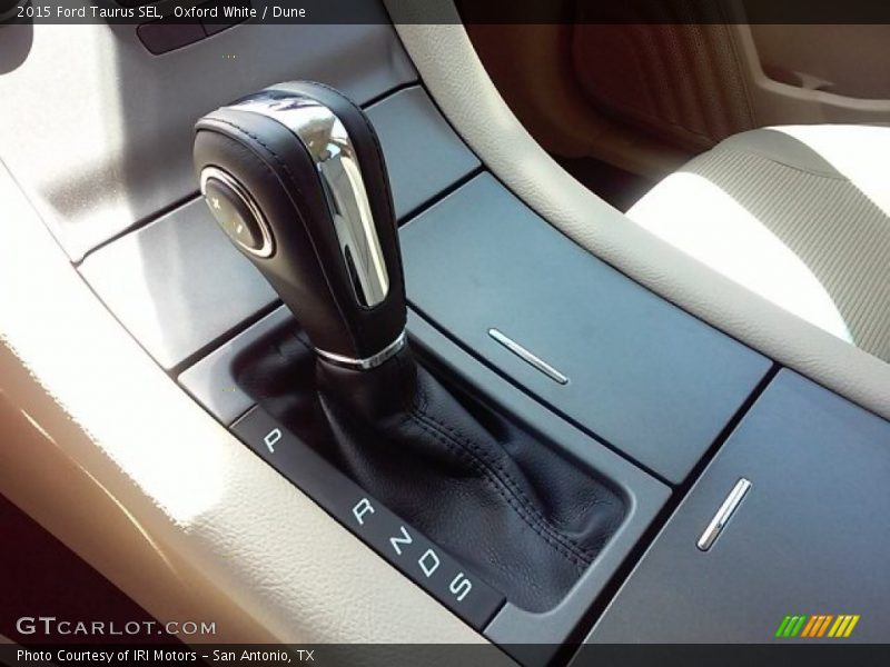 Oxford White / Dune 2015 Ford Taurus SEL