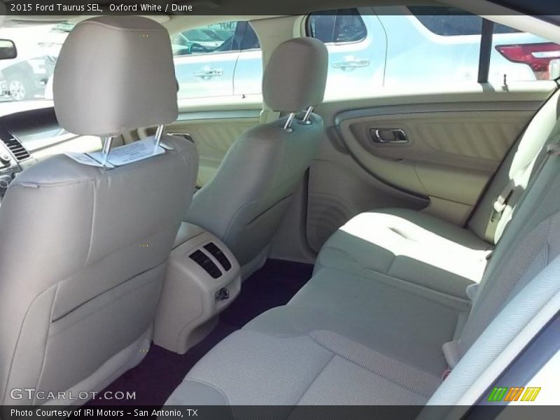 Oxford White / Dune 2015 Ford Taurus SEL
