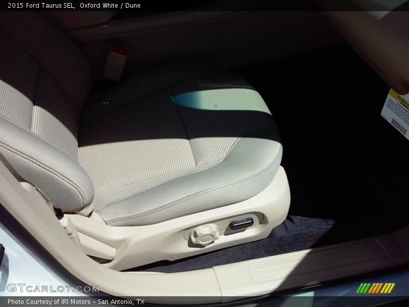 Oxford White / Dune 2015 Ford Taurus SEL