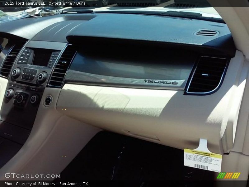 Oxford White / Dune 2015 Ford Taurus SEL
