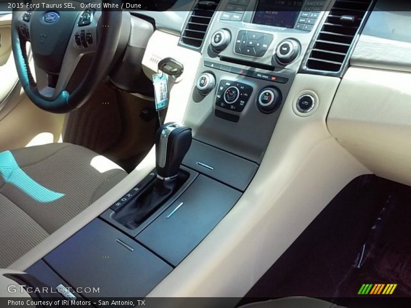 Oxford White / Dune 2015 Ford Taurus SEL