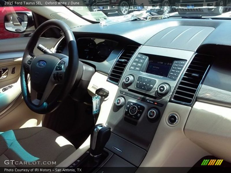 Oxford White / Dune 2015 Ford Taurus SEL