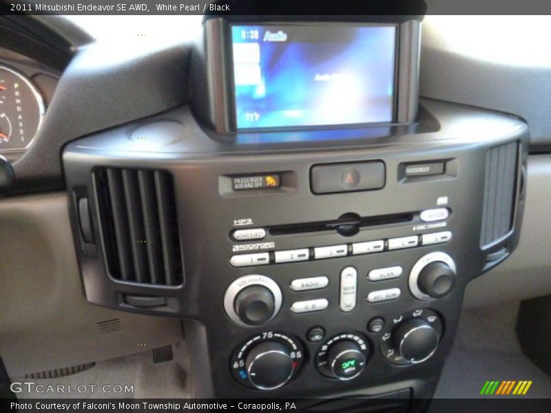 White Pearl / Black 2011 Mitsubishi Endeavor SE AWD