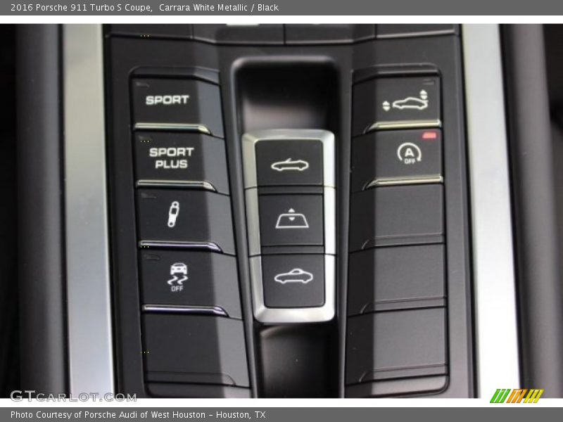 Controls of 2016 911 Turbo S Coupe