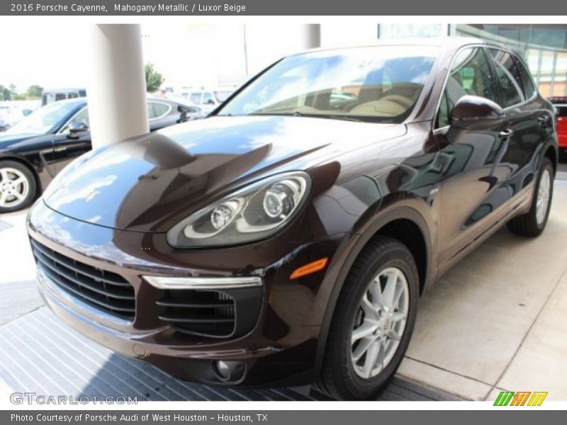 Front 3/4 View of 2016 Cayenne 