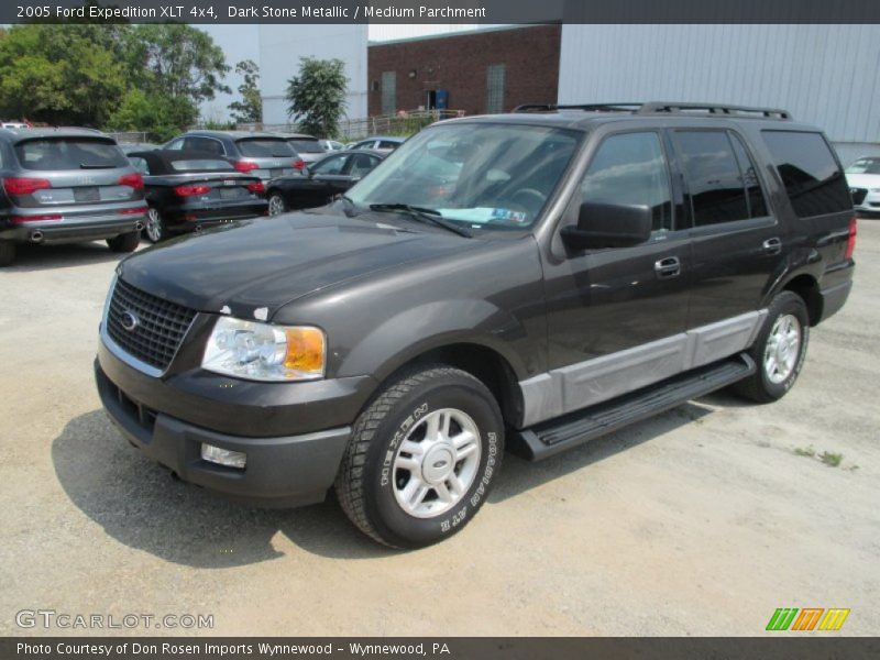 Front 3/4 View of 2005 Expedition XLT 4x4