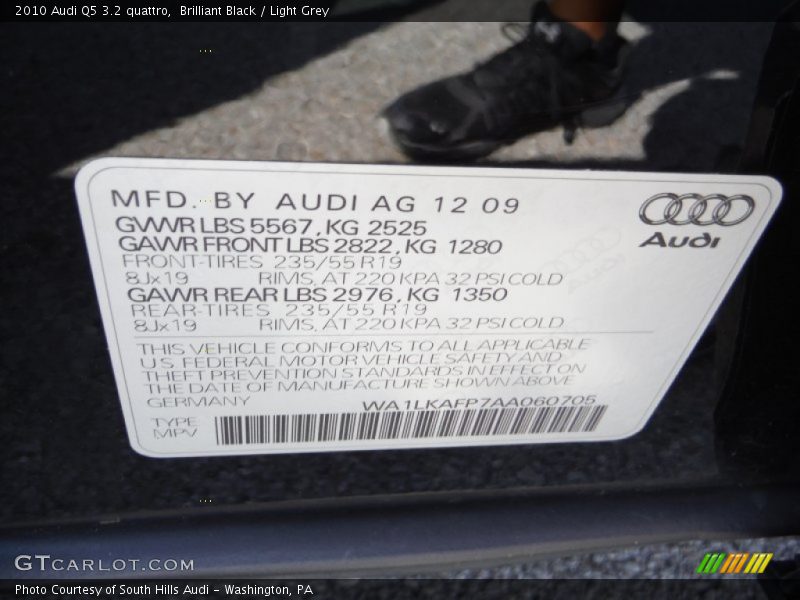 Brilliant Black / Light Grey 2010 Audi Q5 3.2 quattro