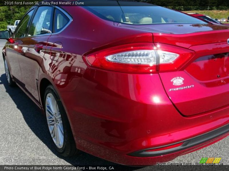 Ruby Red Metallic / Dune 2016 Ford Fusion SE
