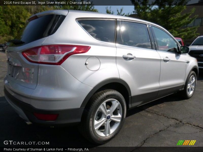 Ingot Silver Metallic / Charcoal Black 2016 Ford Escape SE