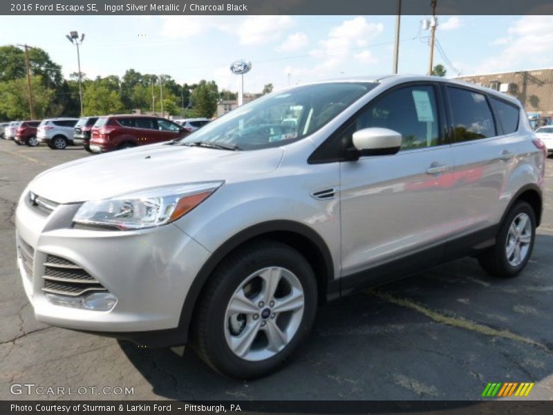 Ingot Silver Metallic / Charcoal Black 2016 Ford Escape SE