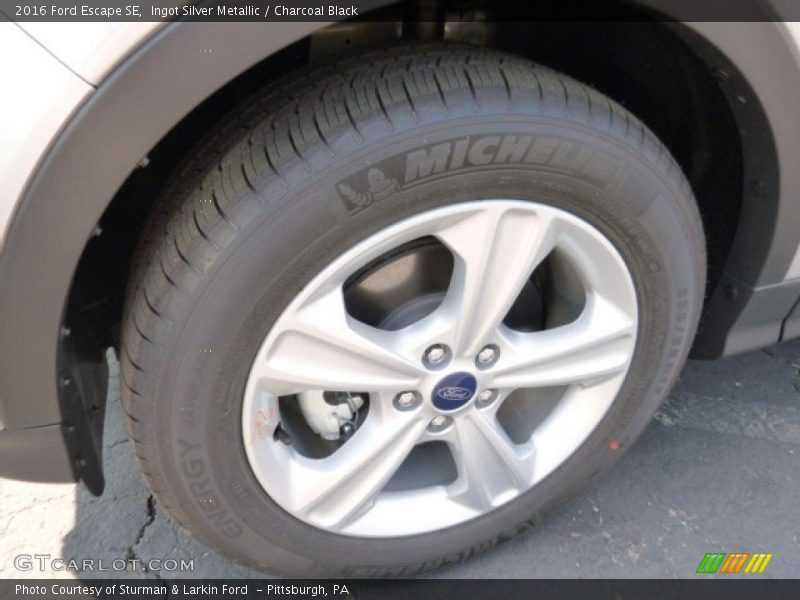 Ingot Silver Metallic / Charcoal Black 2016 Ford Escape SE