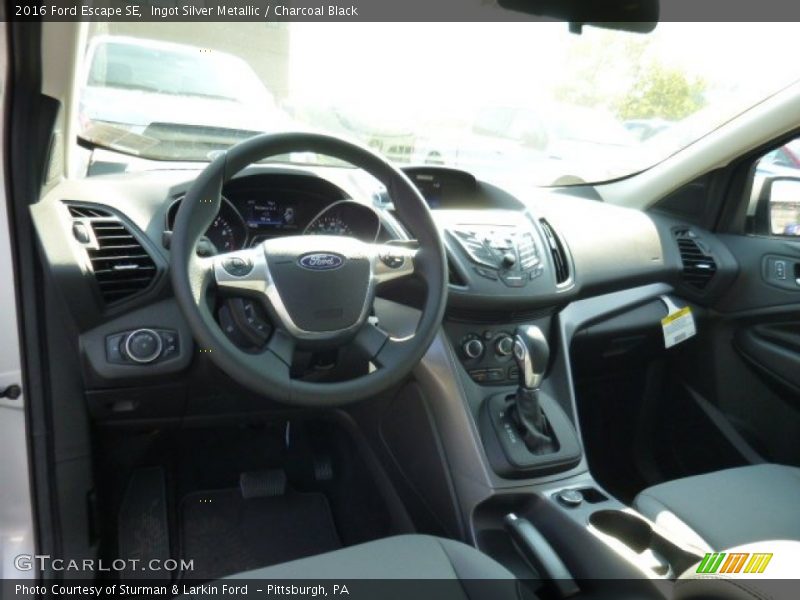 Ingot Silver Metallic / Charcoal Black 2016 Ford Escape SE