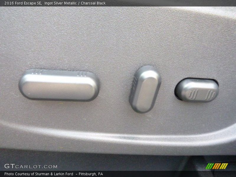 Ingot Silver Metallic / Charcoal Black 2016 Ford Escape SE