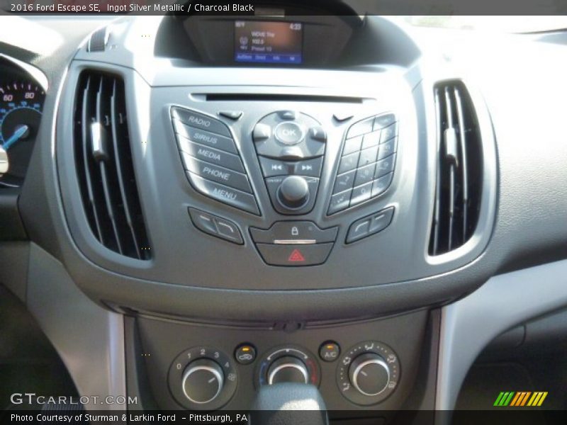 Ingot Silver Metallic / Charcoal Black 2016 Ford Escape SE